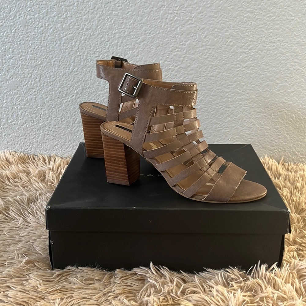 Auth TAHARI Avid Sandal, Mushroom, Size 8